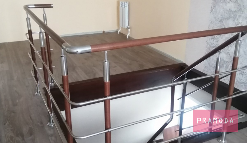 Лестница на металлическом косоуре с ограждениями
